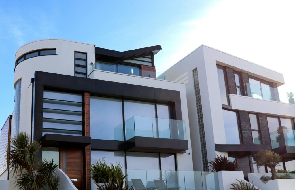 HOME 首頁 Contemporary luxury home with glass balconies in Poole, UK, showcasing modern architectural design.