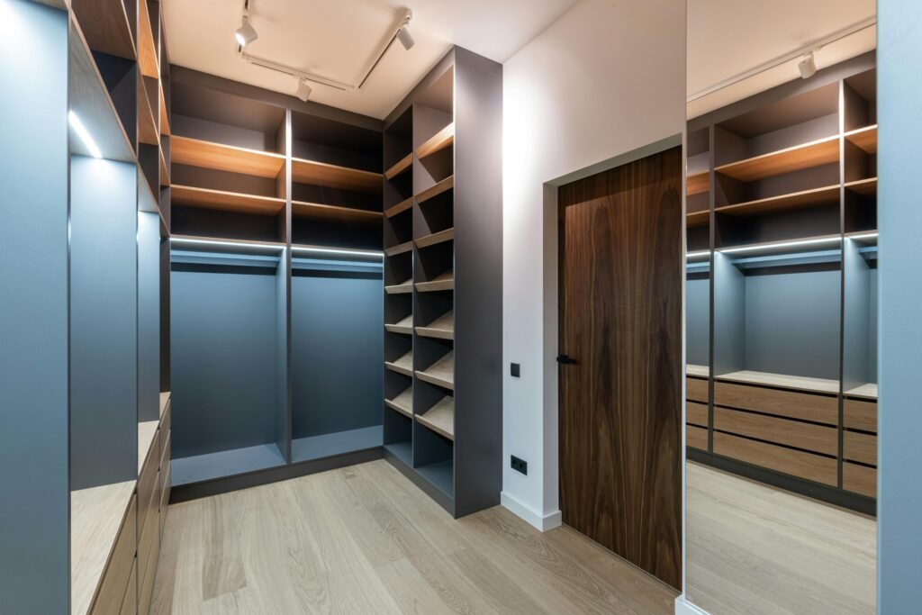 裝潢後清潔 Spacious modern walk-in closet with wooden shelves and sleek finishes.